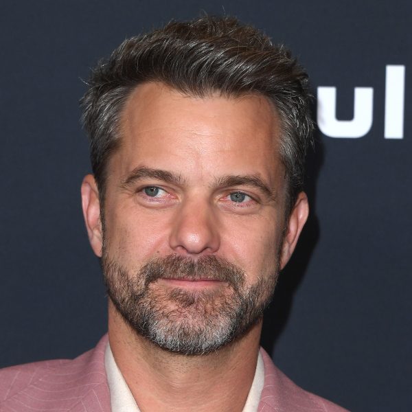 Joshua Jackson’s Hair: Greying, Swept Back, Tapered Cut